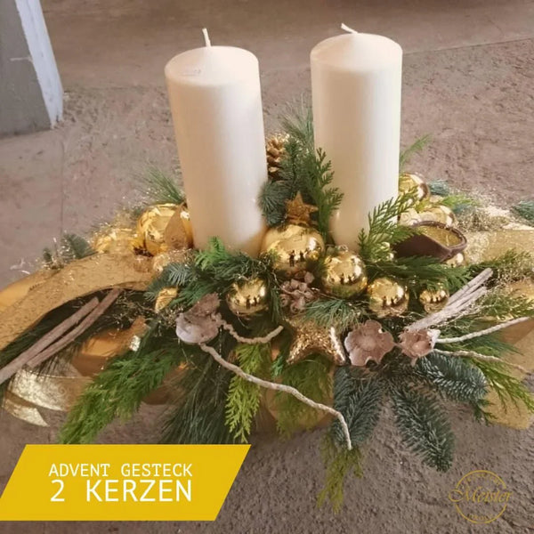 Adventsgesteck mit 2 Kerzen, goldenen Kugeln und Tannenzweigen – festliche Weihnachtsdekoration