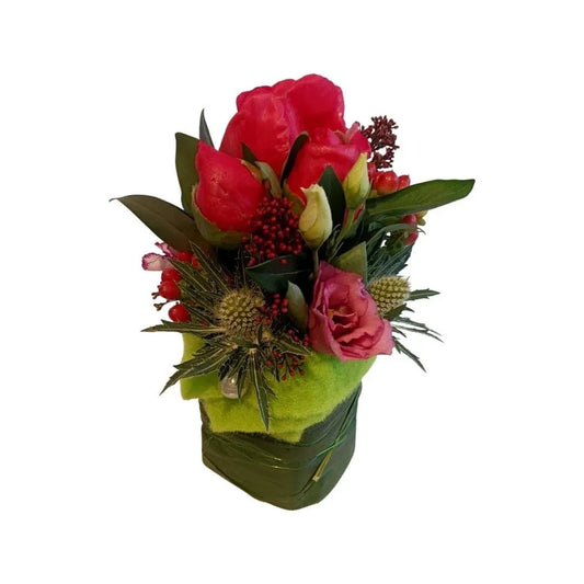 Roter Rosenstrauß mit Beeren & grüner Verpackung – frische Blumen zum Verschenken