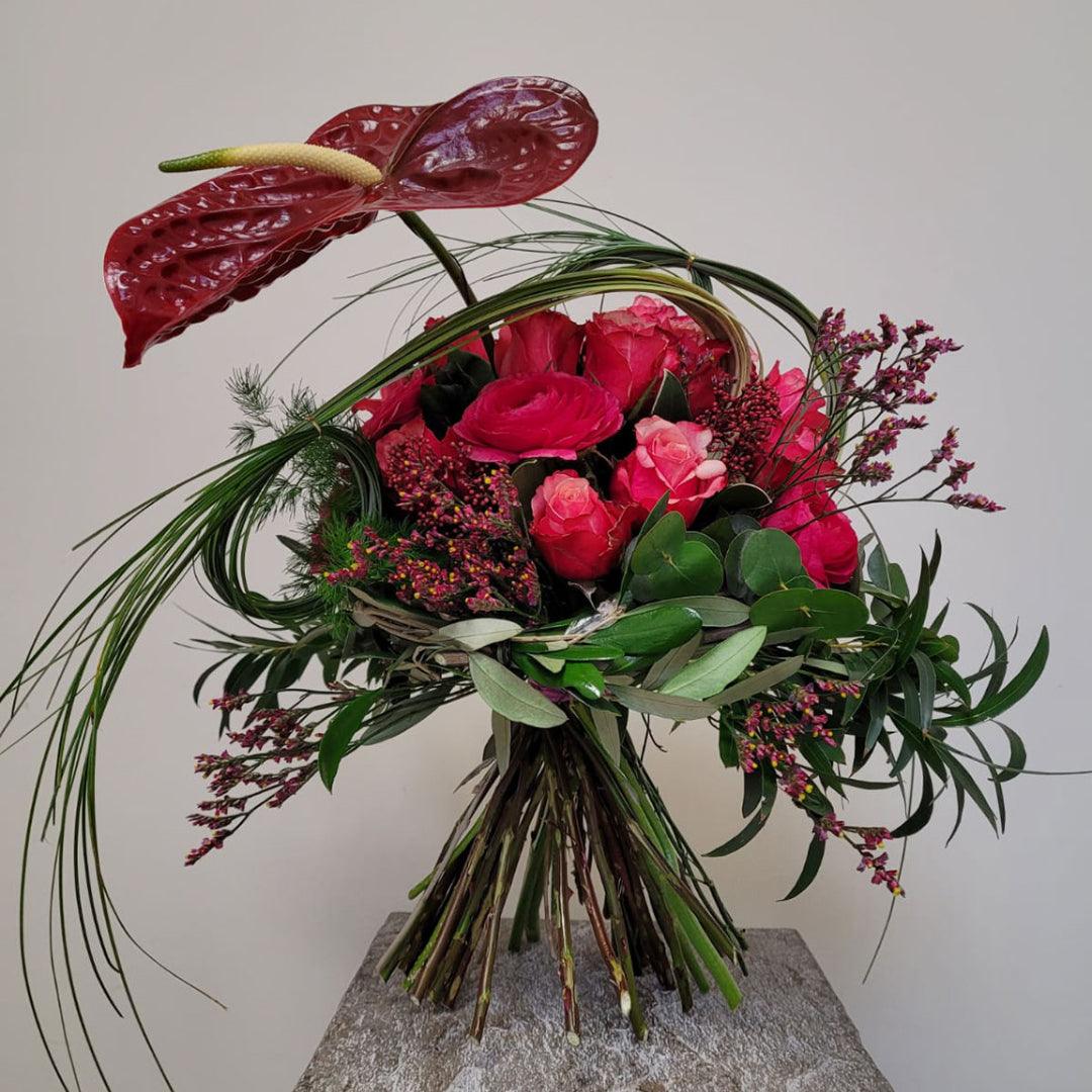 Rosenstrauß mit roter Anthurie und grünen Blättern – frische Blumen zum Verschenken