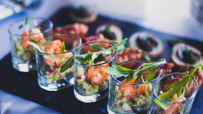 Frische Shrimps-Häppchen mit Rucola in Gläsern – perfekt für Events und Feiern