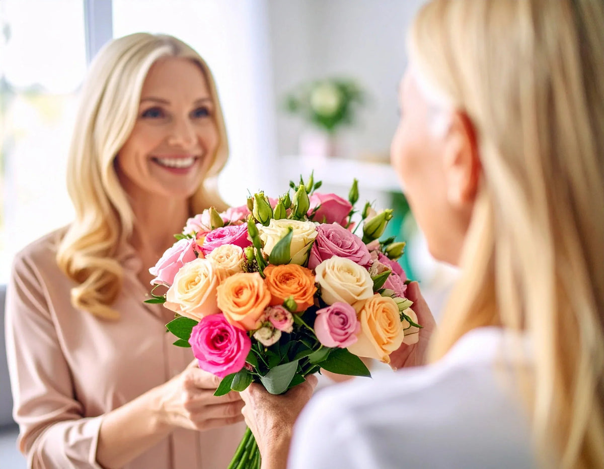 Frau überreicht farbenfrohen Rosenstrauß – perfekt für Geschenke & Blumenlieferung