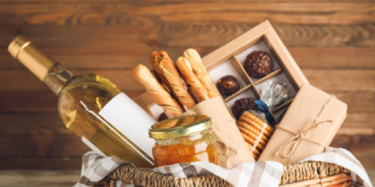 Geschenkkorb mit Wein, Marmelade, Brotsticks und Pralinen – perfekt als Geschenkidee