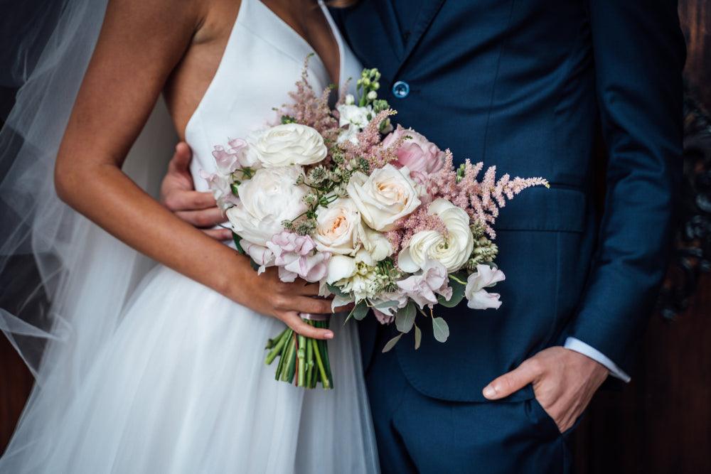 Hochzeitsstrauß mit weißen und rosa Rosen, perfekt für Braut & Bräutigam – frisch geliefert