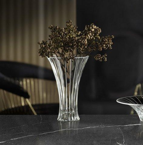 Elegante Glasvase mit getrockneten Blüten auf Marmoroberfläche – perfekt für moderne Blumendeko