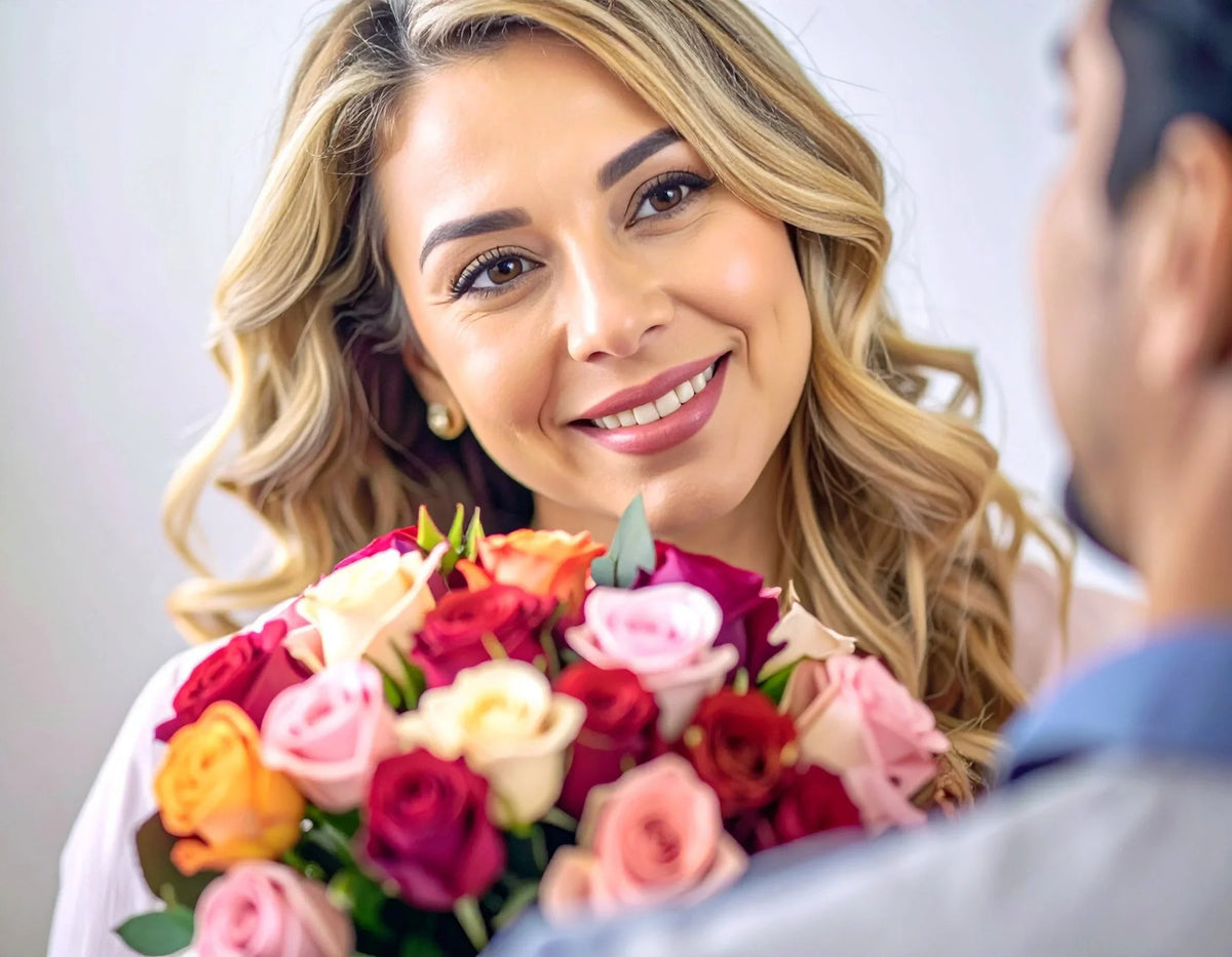 Lächelnde Frau mit buntem Rosenstrauß – perfekt für Geschenke & Blumenlieferung