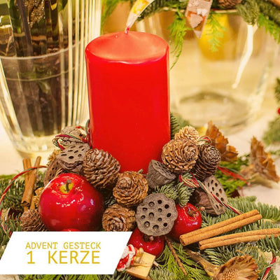 Adventsgesteck mit roter Kerze, Tannenzapfen, Äpfeln und Zimtstangen – festliche Weihnachtsdekoration