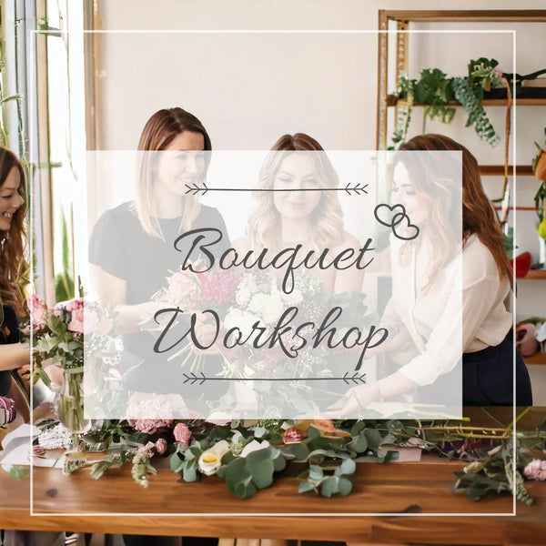 Bouquet Workshop mit frischen Blumen und Frauen beim Blumenarrangieren