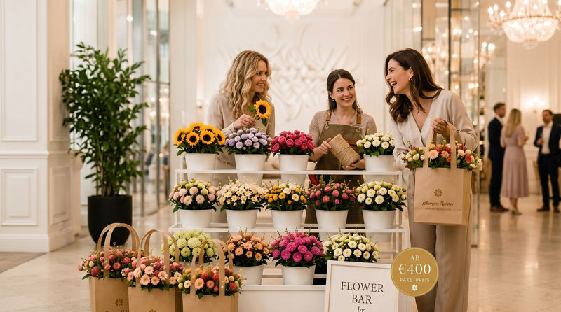 Flower Bar in Hotel-Lobby — dreistöckiger Blumen-Stand mit frischen Blumen Blumen Meister