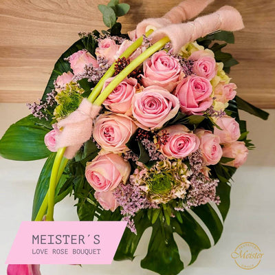 Zarter Rosenstrauß mit rosa Rosen, grünen Blättern und filigranen Beifügungen – perfekt als Geschenk