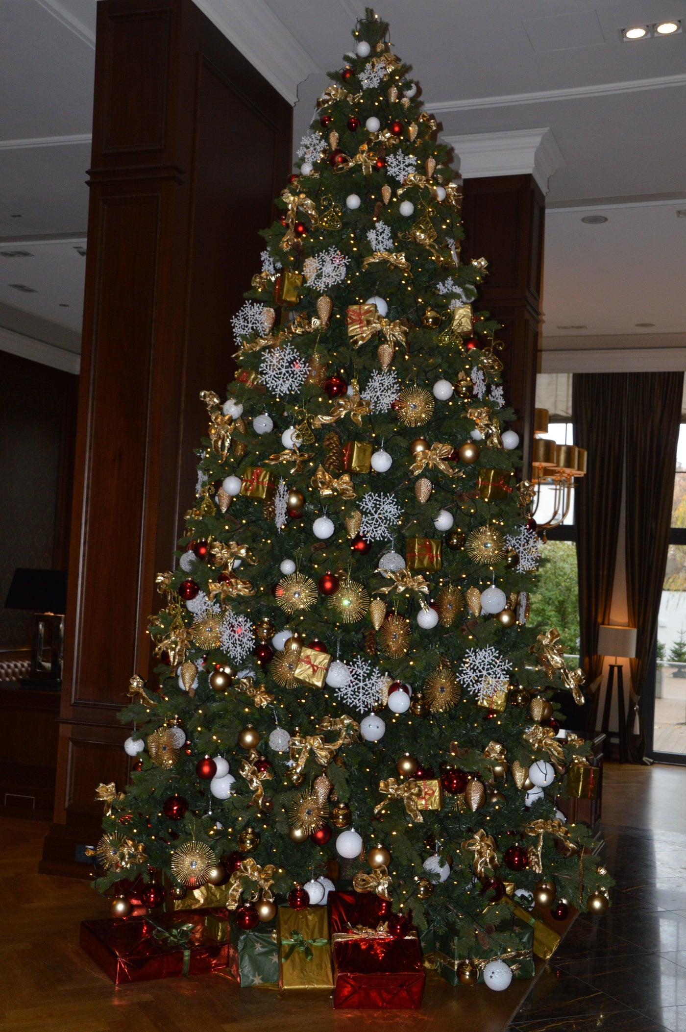 Geschmückter Weihnachtsbaum - Meister Group Frankfurt
