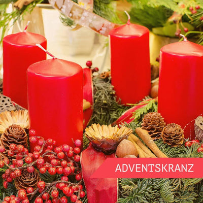 Adventskranz mit roten Kerzen, Tannenzweigen, Beeren und Zapfen – festliche Weihnachtsdekoration