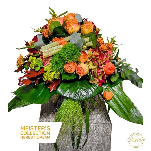 Herbstlicher Blumenstrauß mit orangen Rosen, grünen Blättern und Herbstdekoration – frisch geliefert