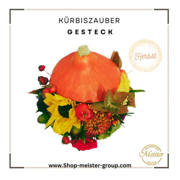Herbstliches Blumenarrangement mit Kürbis und saisonalen Blumen – Kürbiszauber