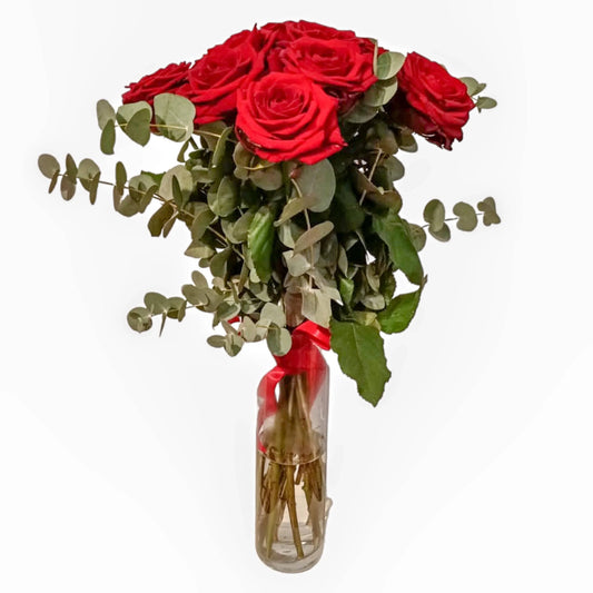 Rote Rosenstrauß mit Eukalyptus in Glasvase, perfekt als Geschenk oder zur Lieferung