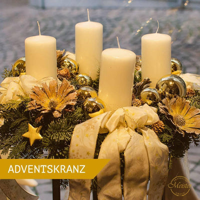 Adventskranz mit vier Kerzen, goldenen Kugeln und Tannenzweigen – festliche Weihnachtsdekoration