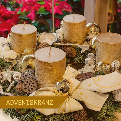 Adventskranz mit goldenen Kerzen, Tannenzweigen, Zapfen und Sternen – festliche Weihnachtsdekoration