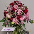 Romantischer Blumenstrauß mit roten Rosen, rosa Nelken und Eukalyptus – Art Collection Nizza Dream
