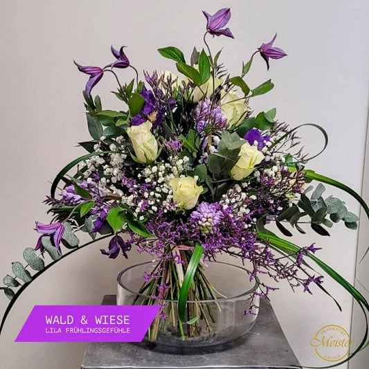 Lila Frühlingsstrauß mit weißen Rosen, Clematis und Eukalyptus – frisch & exklusiv
