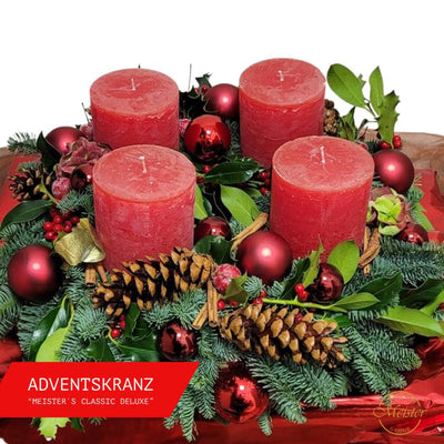Adventskranz mit vier roten Kerzen, Tannenzweigen, Kiefernzapfen und roten Weihnachtskugeln – Meister's Classic Deluxe