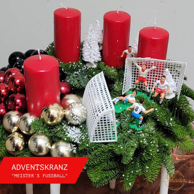 Adventskranz mit roten Kerzen, Fußball-Miniaturen und Weihnachtskugeln – „Meister’s Fußball“