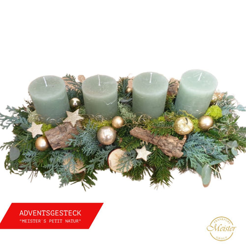 Adventsgesteck mit vier grünen Kerzen, Tannenzweigen, goldenen Kugeln und Sternen – festliche Weihnachtsdekoration