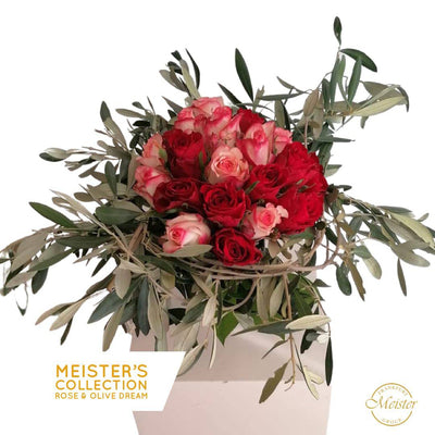 Rosenstrauß mit roten und rosa Rosen sowie Olivenzweigen in weißer Box – exklusiv und frisch