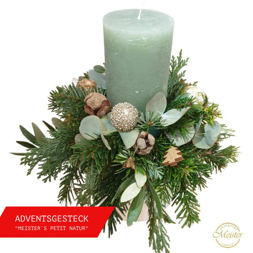 Adventsgesteck mit grüner Kerze, Tannenzweigen, Eukalyptus und Naturdeko – perfekt für Weihnachten