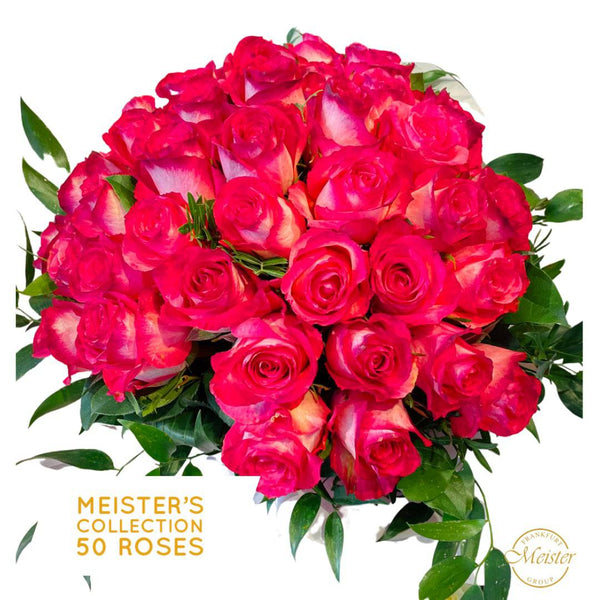 50 leuchtend rote Rosenstrauß, frisch und üppig mit grünen Blättern – perfekt als Geschenk