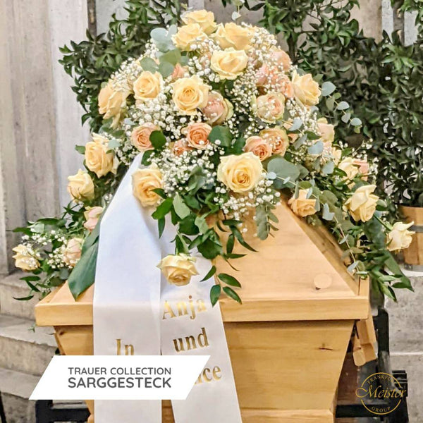Trauer-Sarggesteck mit cremefarbenen Rosen, Eukalyptus und Baby's Breath – Trauer Collection