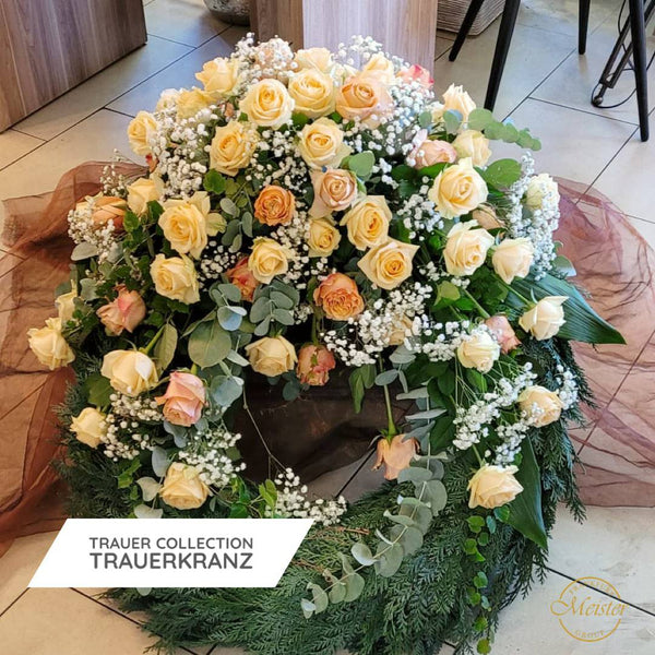 Trauerkranz mit cremefarbenen Rosen, Baby's Breath und Eukalyptus – Trauer Collection